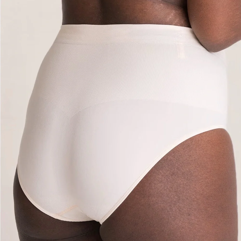 23SE.- Shapermint Essentials All Day Every Day Mid-Waisted Shaper Panty.